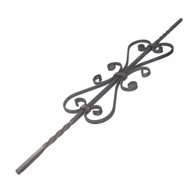 BARRA DE HIERRO FORJADO MARTILLADO DECORATIVO DOS RIZOS Y DIBUJO CENTRAL  900X174X12MM