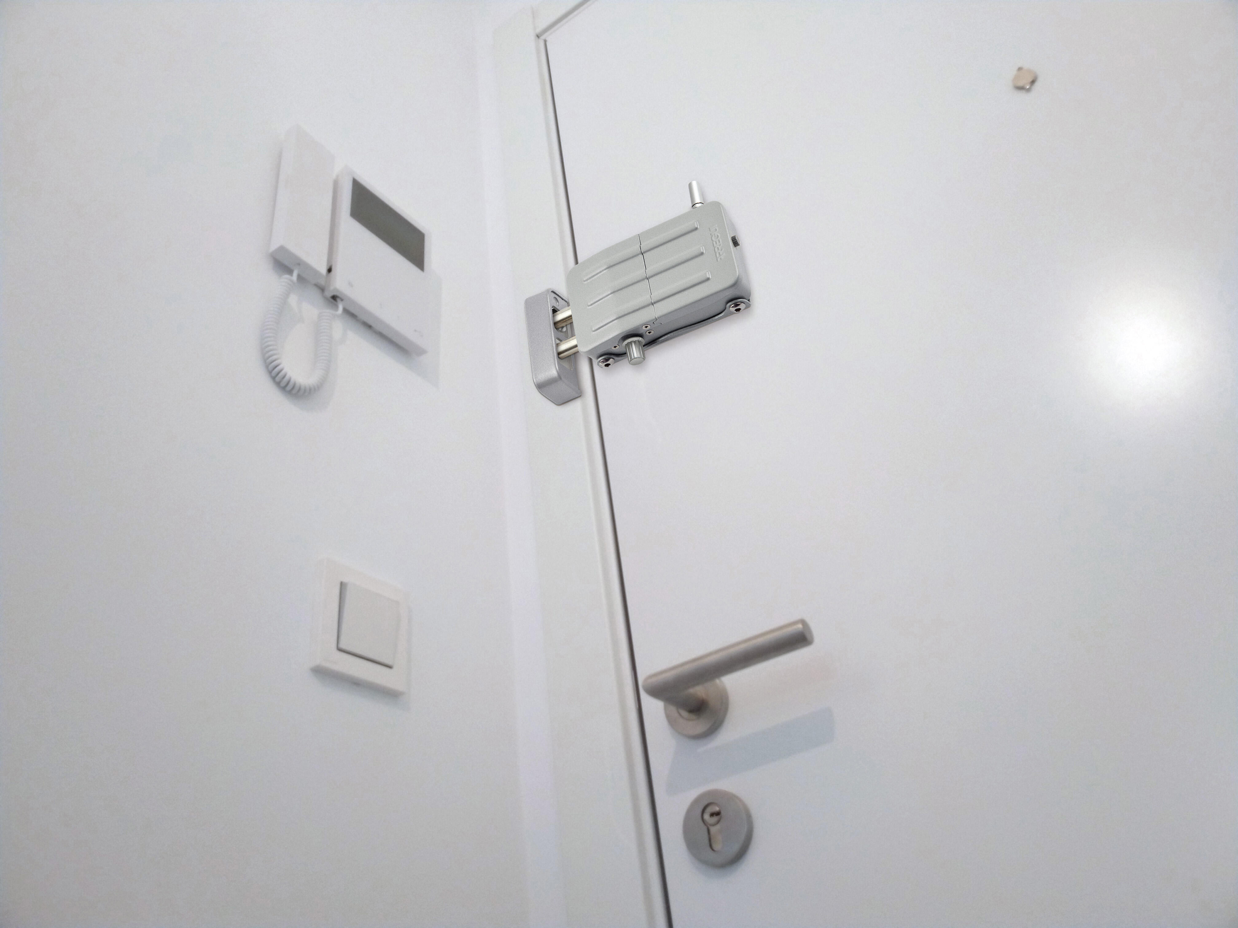 CERRADURA INVISIBLE CON MANDO A DISTANCIA CI10P PLATA ARREGUI - 5