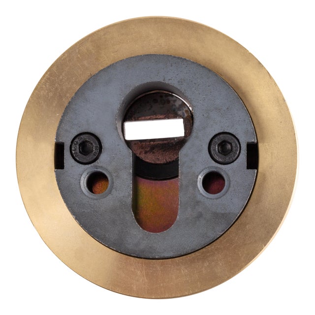 ESCUDO DE SEGURIDAD REDONDO PARA CERRADURA ACABADO EN LATÓN AMIG 01