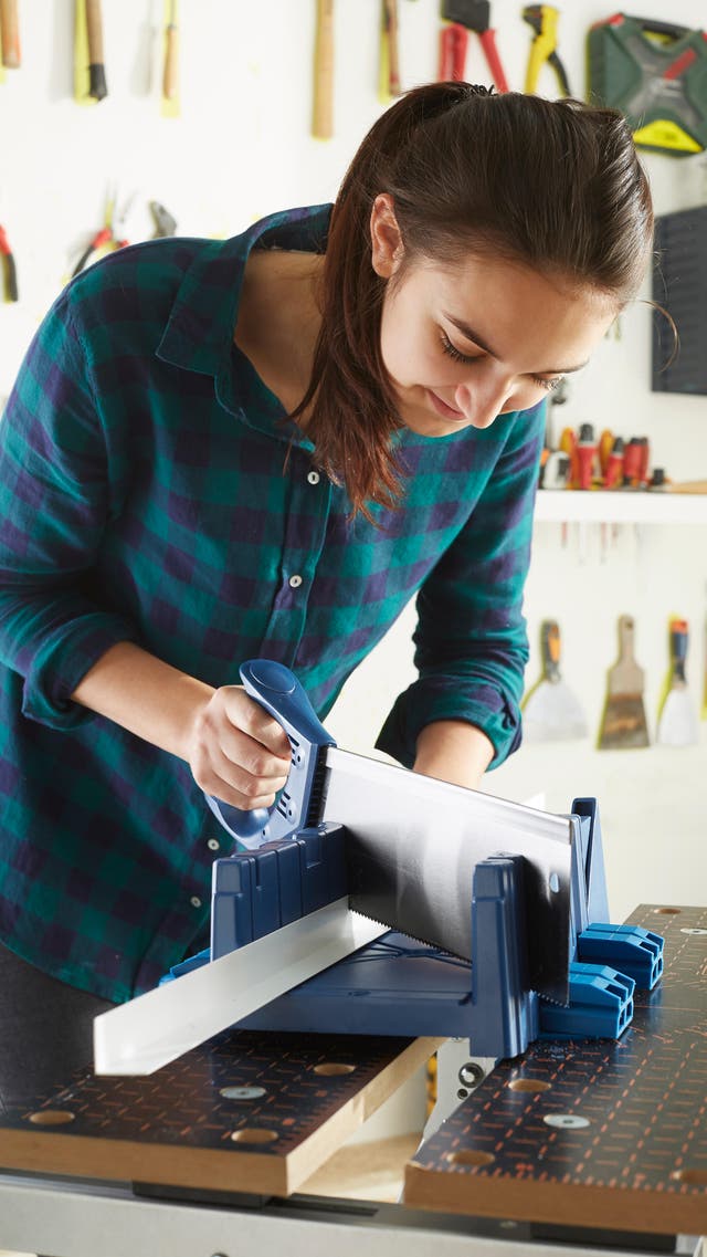 mulher a fazer trabalhos de bricolage