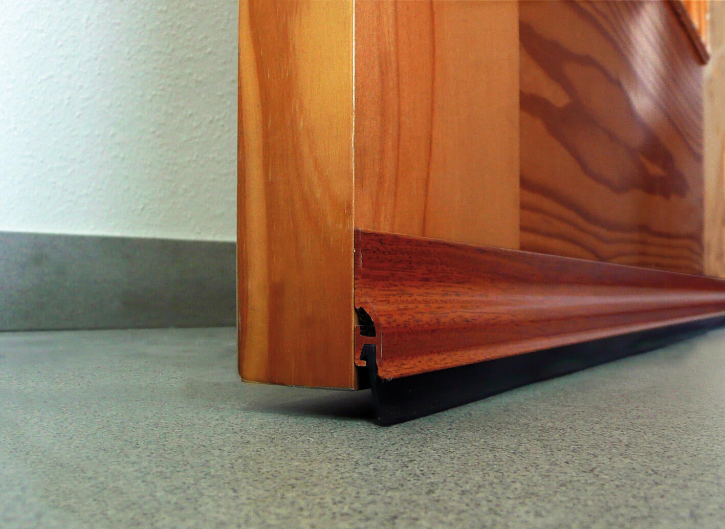 BURLETE ADHESIVO PUERTA SAPELLY 105CM ALUMINIO EXTERIOR BURCASA - 2