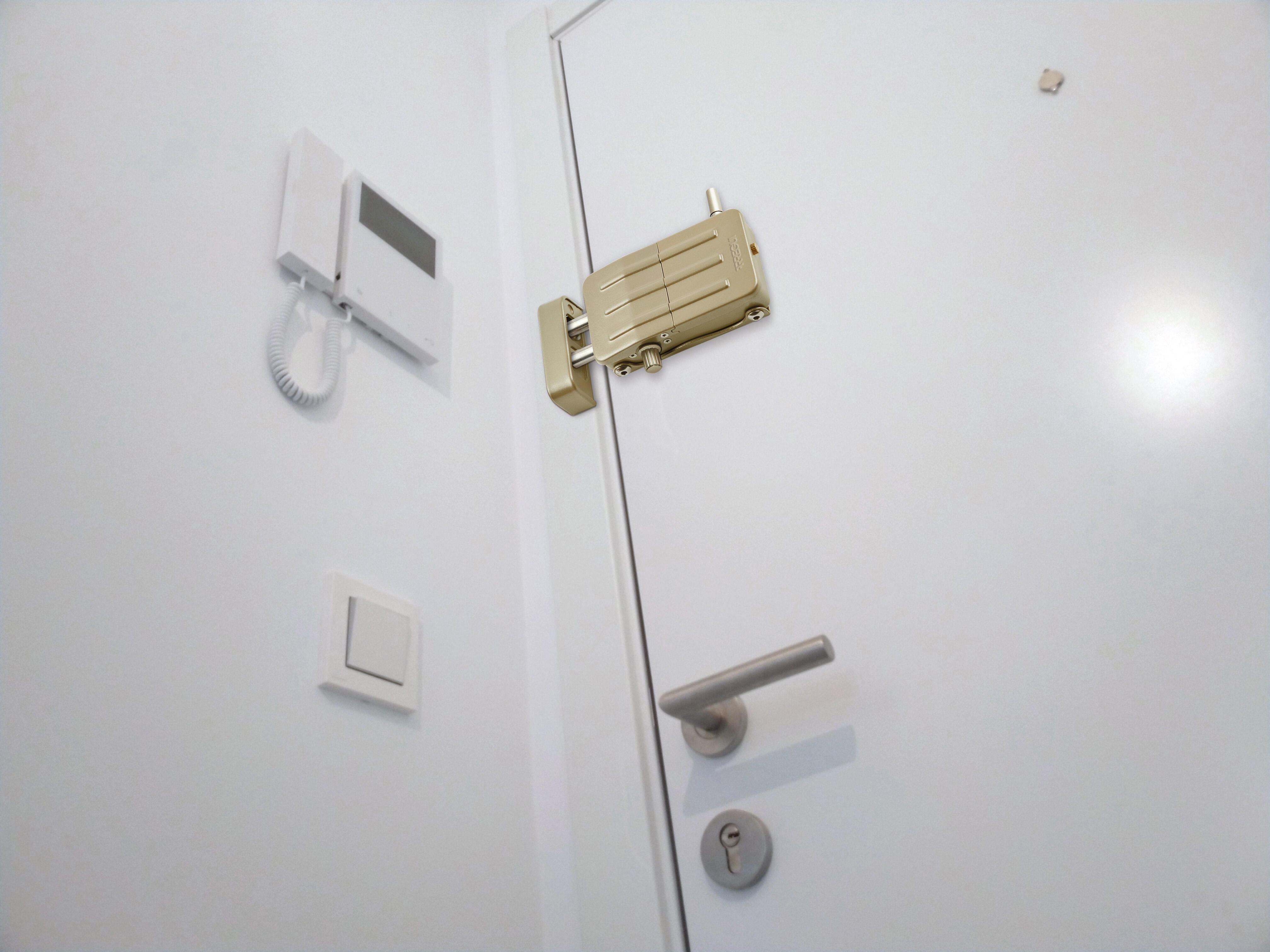 CERRADURA INVISIBLE CON MANDO A DISTANCIA DORADA ARREGUI - 2