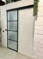 PUERTA ALUMINIO CORREDERA ATELIER CRISTAL MATE CON GUIA CORREDERA INCLUIDA 4 PAÑOS NEGRO 85X208 - 4