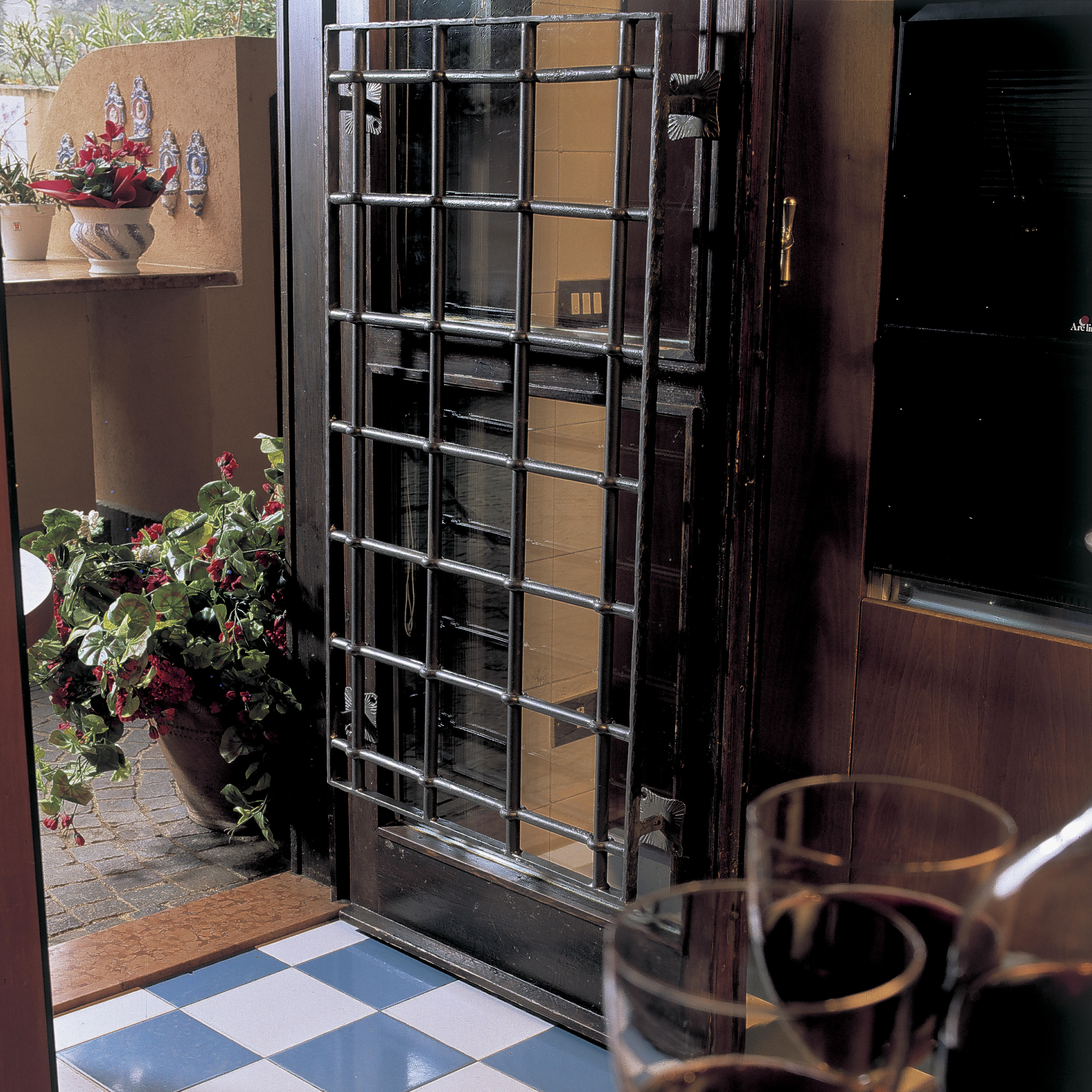 BARRA DE HIERRO FORJADO PERFORADA REDONDO 16MM 2M - 3