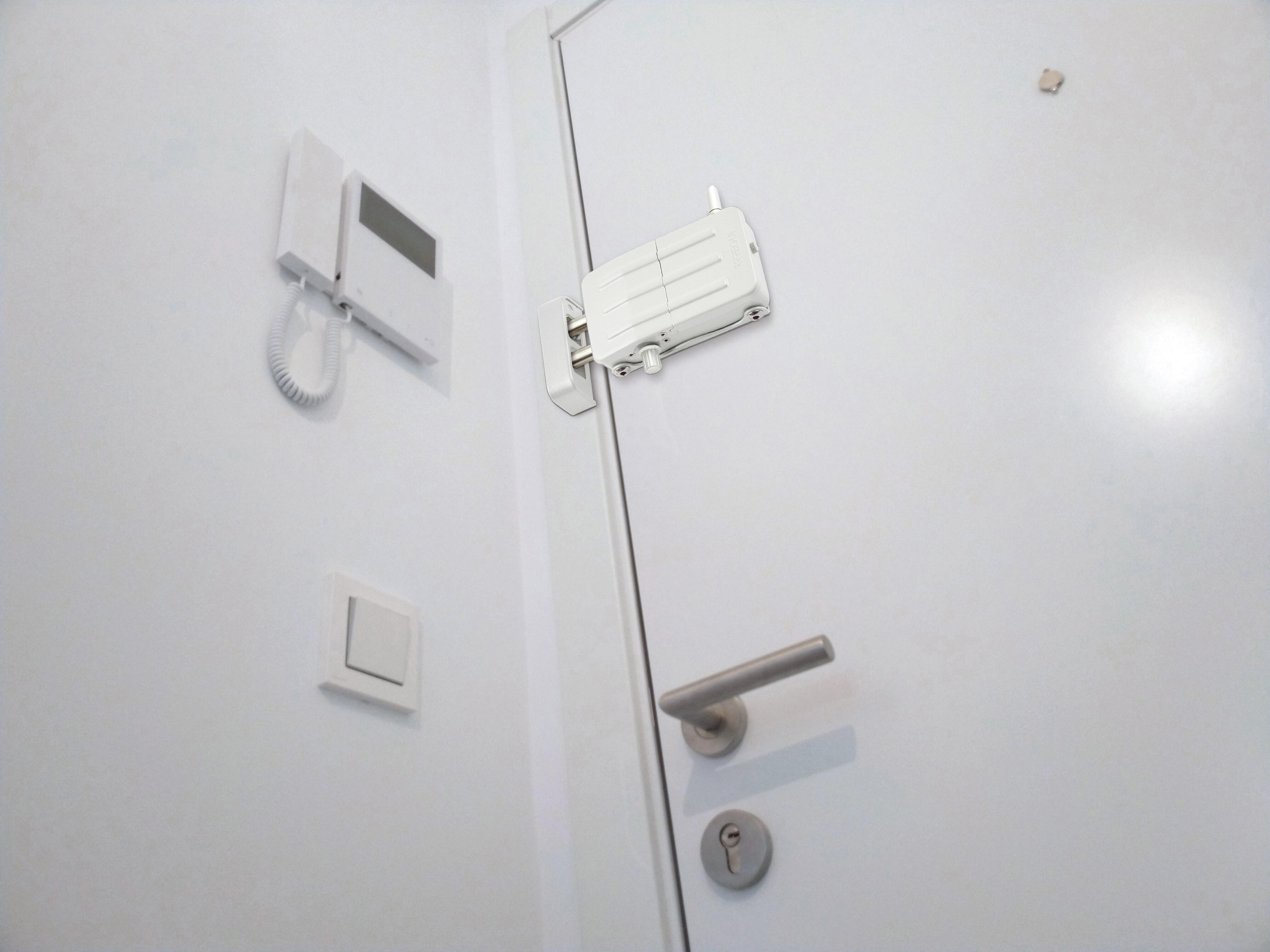 CERRADURA INVISIBLE CON MANDO A DISTANCIA BLANCA ARREGUI - 2