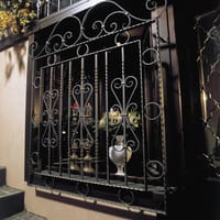 BARRA DE HIERRO FORJADO MARTILLADO DECORATIVO DOS RIZOS Y DIBUJO CENTRAL  900X174X12MM - 3