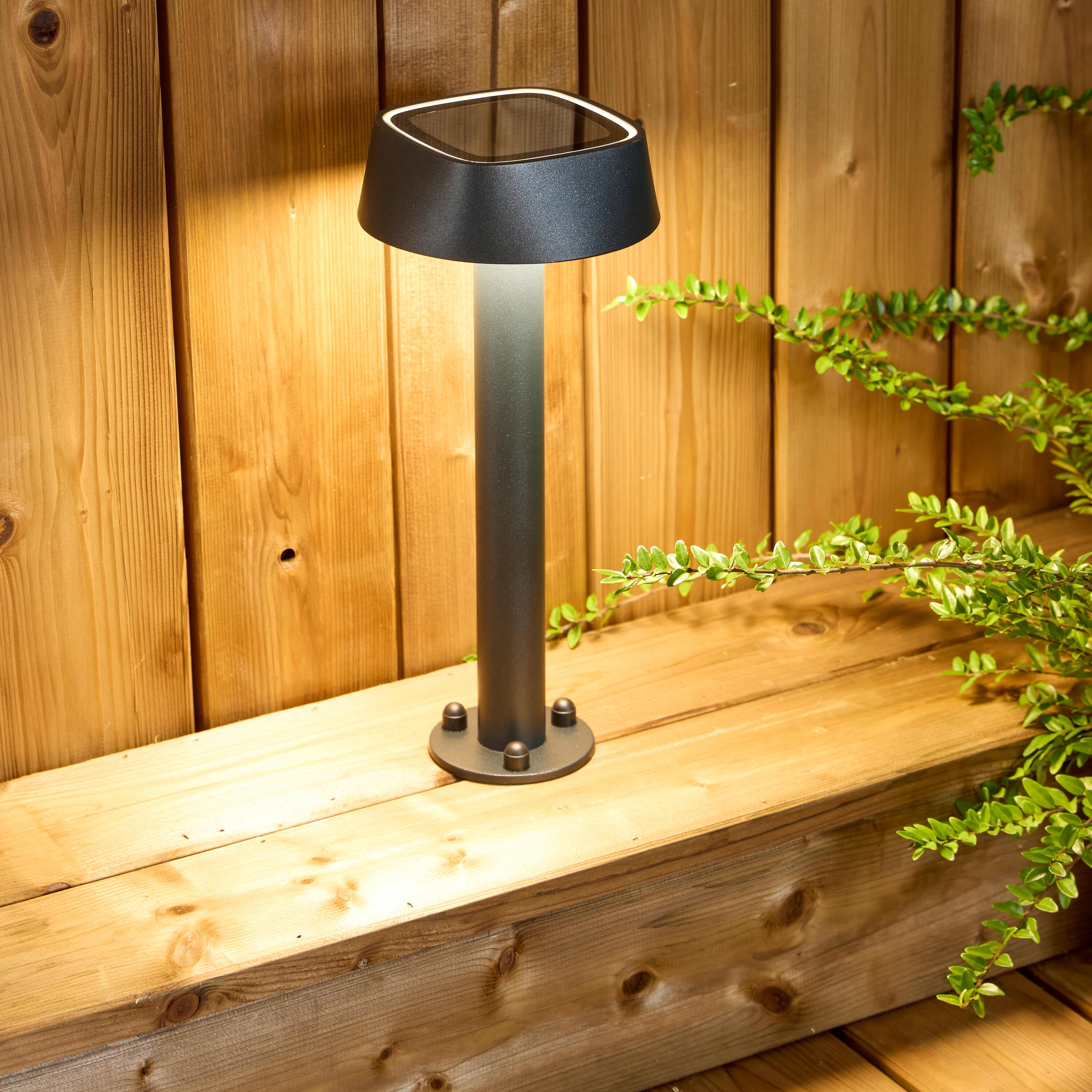 Farola solar de jardín exterior híbrida led allo inspire 900 lúmenes aluminio negro resistencia ip65, 2h. de autonomía, sensor crepuscular