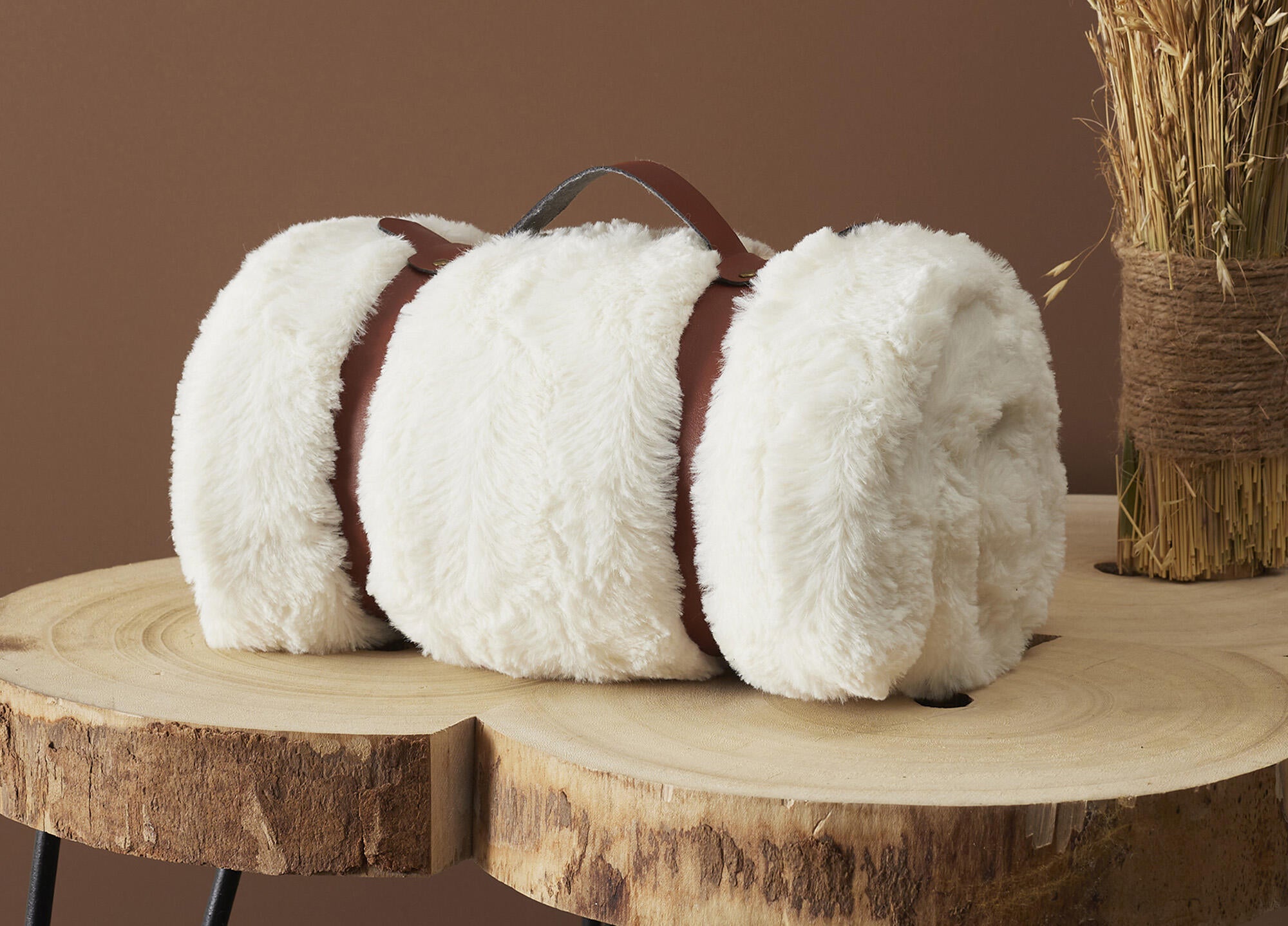 Manta imitación piel sherpa rectangular poliéster liso blanco overlock y cosido de 120x150 cm