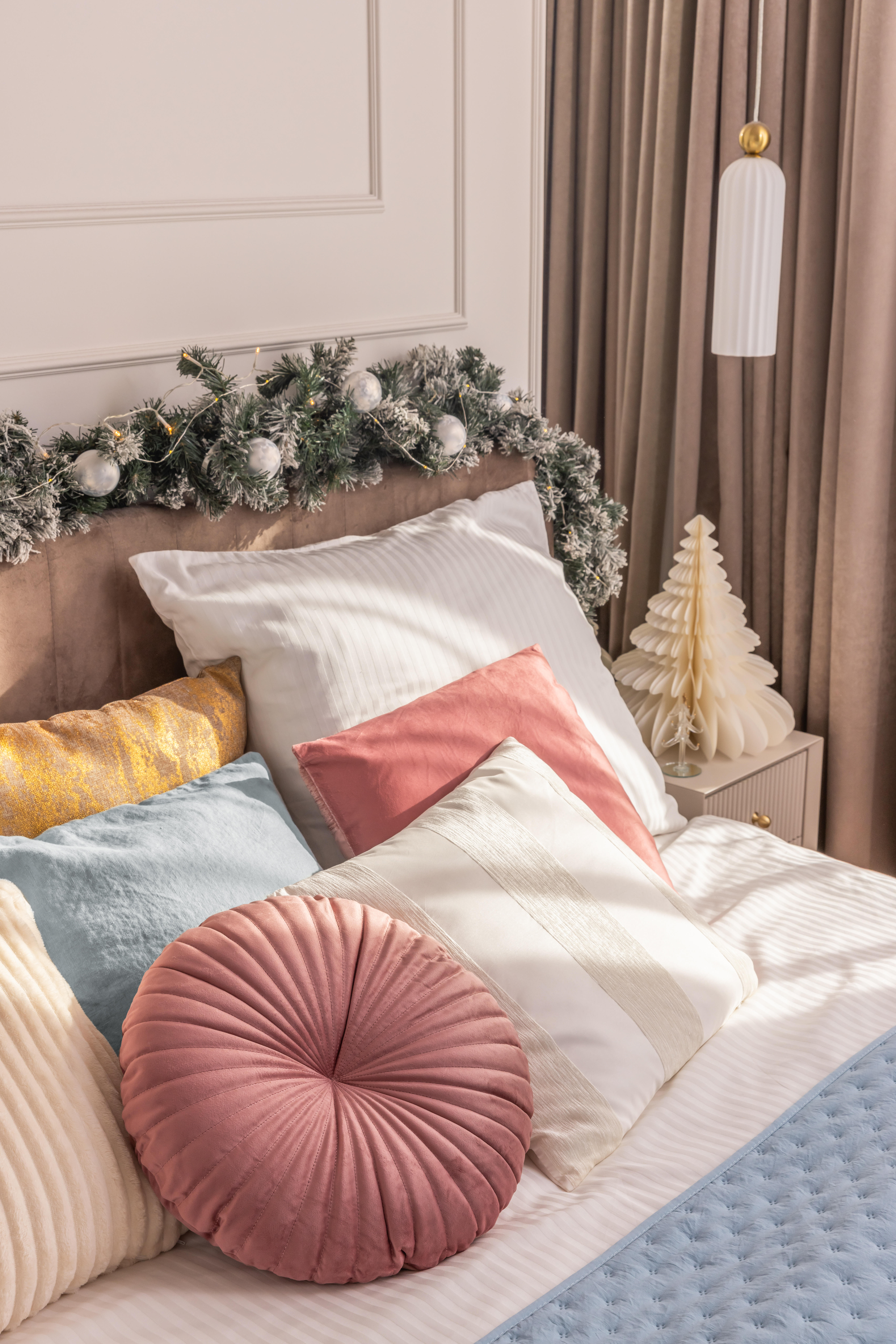 Poduszka okrągła welurowa Tony Bistro różowa śr. 40 cm Inspire - 15