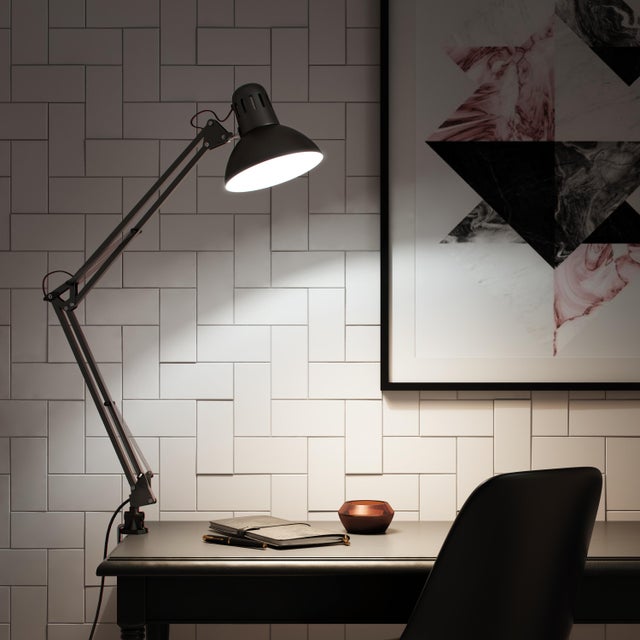 Flexo para escritorio compatible con casquillo E27 Arquitecto INSPIRE con estructura acero negro de pinza alimentación a red