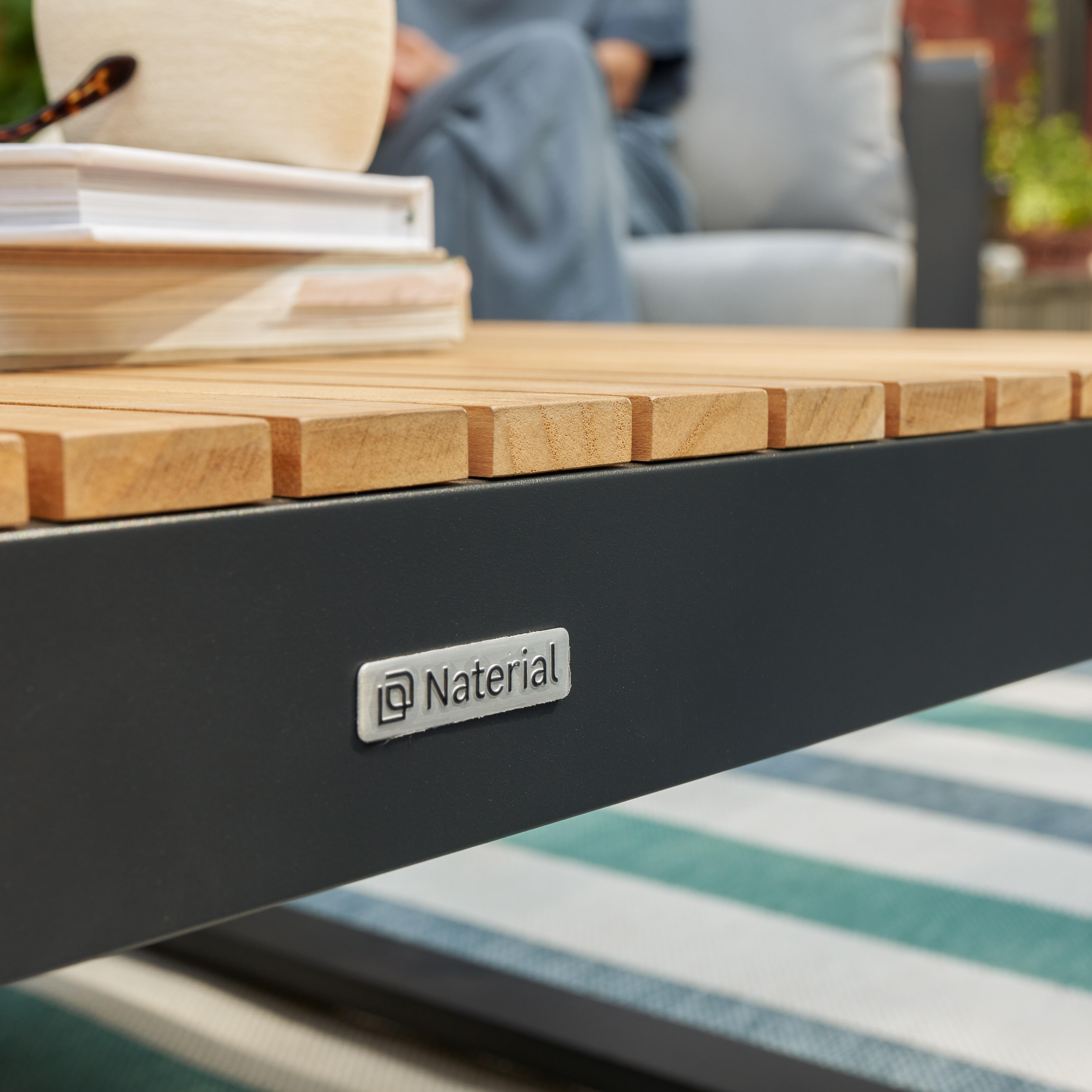 Tavolino da caffè da giardino Persea NATERIAL in alluminio con piano in teak Teak naturale per 1 persona 115x70cm - 6