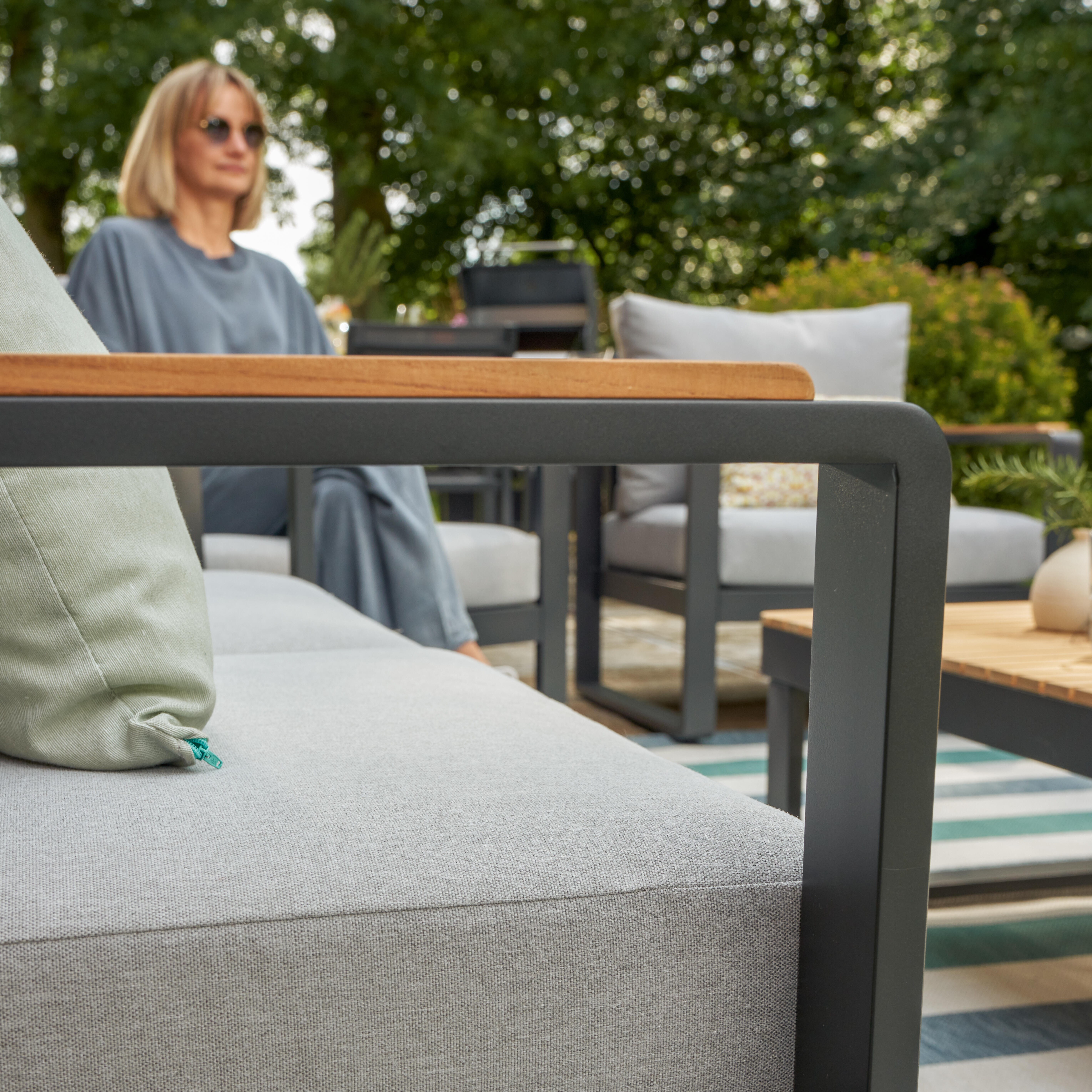 Divano da giardino con cuscino grigio e braccioli Persea NATERIAL da 2 posti, struttura in alluminio seduta in alluminio grigio, L 142 x H 68.4 x P 80 cm - 7