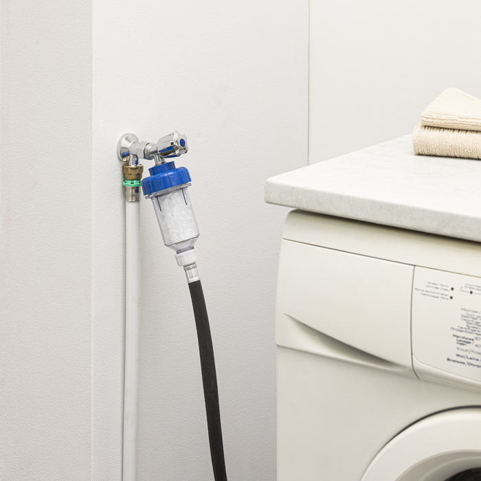 Ce filtre anti calcaire est conçu pour limiter le dépôt de calcaire de votre machine à laver le linge.
Ses cristaux de polyphosphate aident à dissoudre le calcaire et limitent les dépôts de tartre dans votre installation.
Ce filtre est garanti 5 ans.