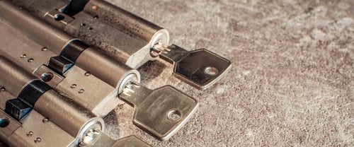 Cómo cambiar el bombín de una puerta blindada