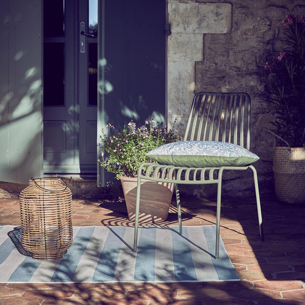 Diapositive La chaise en acier pour se reposer au soleil
