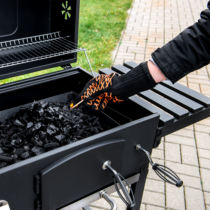 zbliżenie na węgiel w grillu 