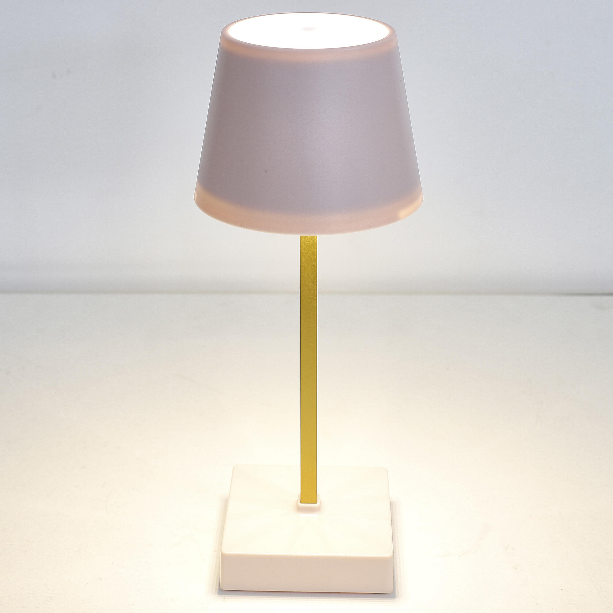 Lámpara de mesa táctil LED con control de la intensidad de la luz THE HOME DECO FACTORY con estructura rosa pantalla rosa luz cálida 3000K de pilas - 9