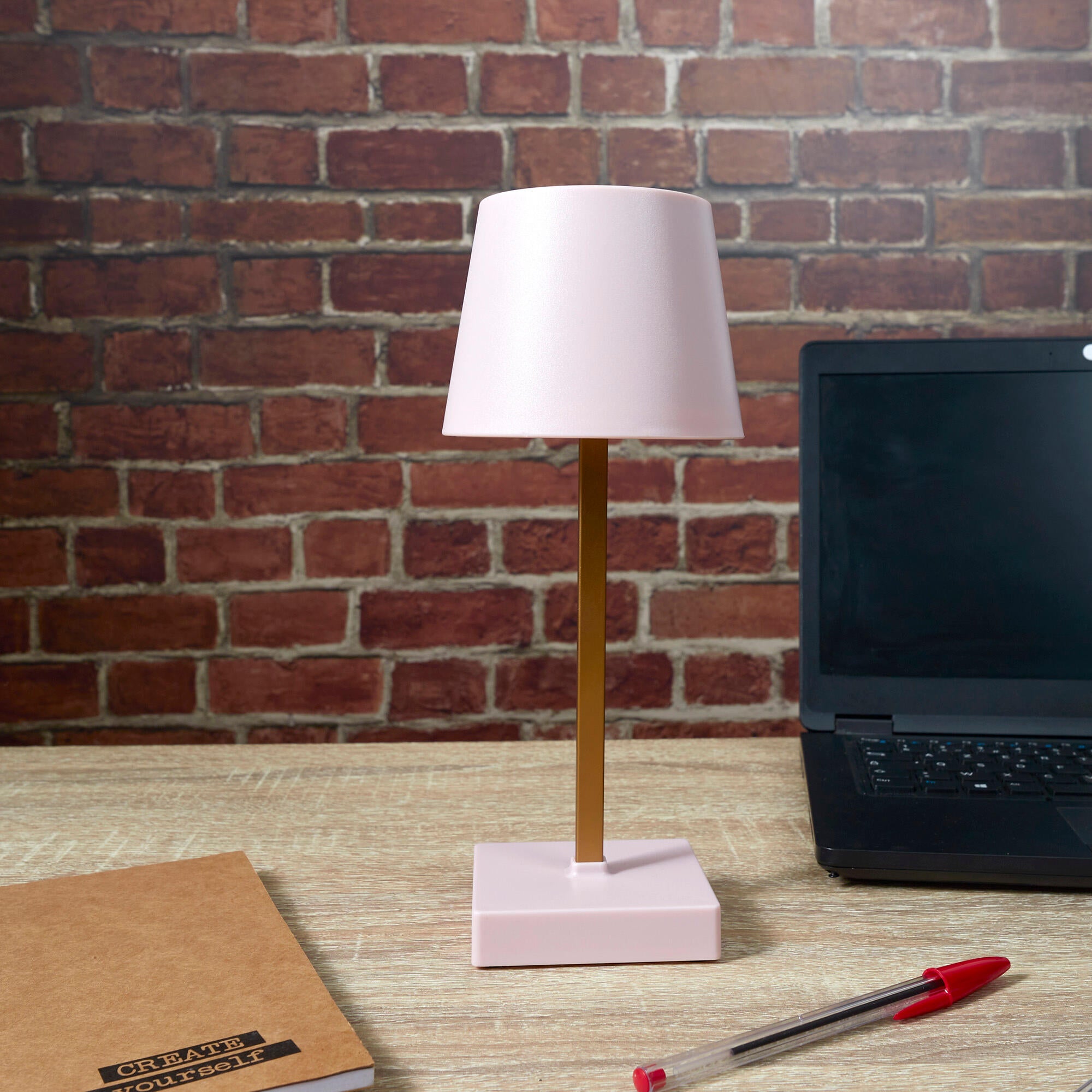 Lámpara de mesa táctil LED con control de la intensidad de la luz THE HOME DECO FACTORY con estructura rosa pantalla rosa luz cálida 3000K de pilas - 2