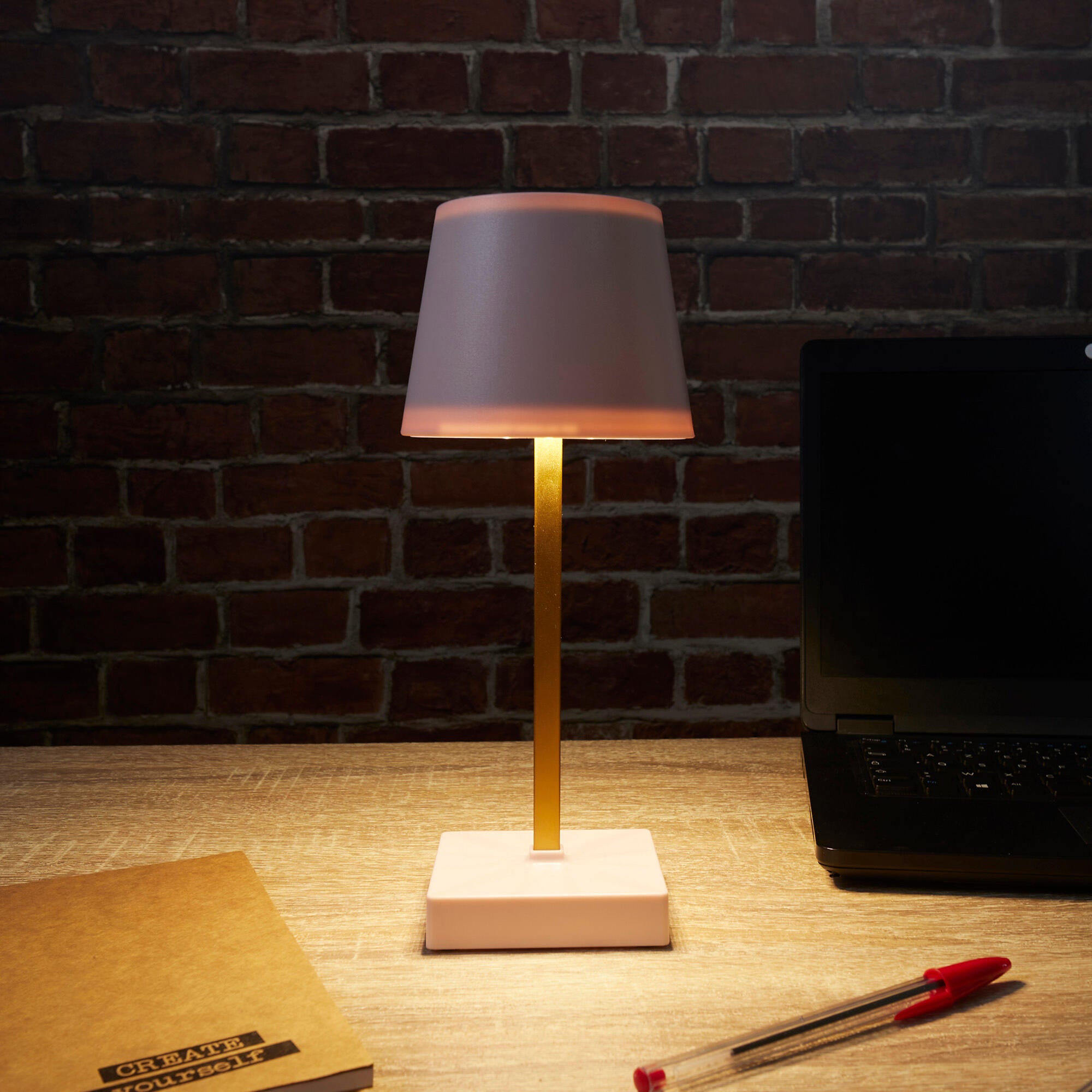 Lámpara de mesa táctil LED con control de la intensidad de la luz THE HOME DECO FACTORY con estructura rosa pantalla rosa luz cálida 3000K de pilas - 11