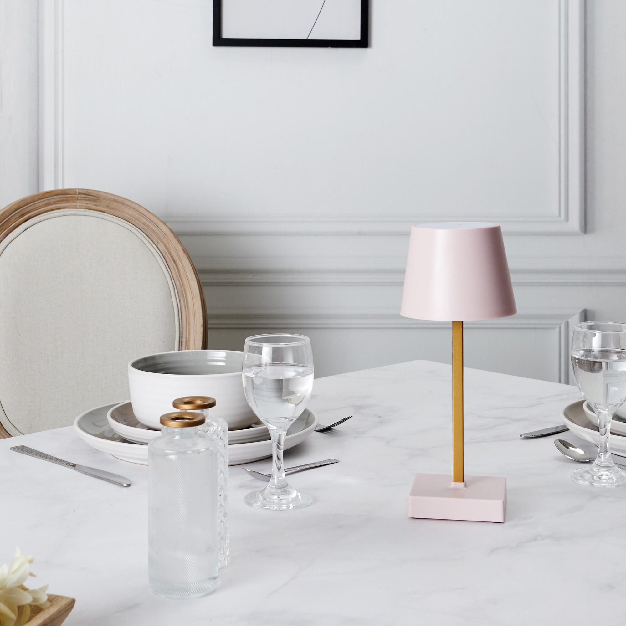 Lámpara de mesa táctil LED con control de la intensidad de la luz THE HOME DECO FACTORY con estructura rosa pantalla rosa luz cálida 3000K de pilas - 12