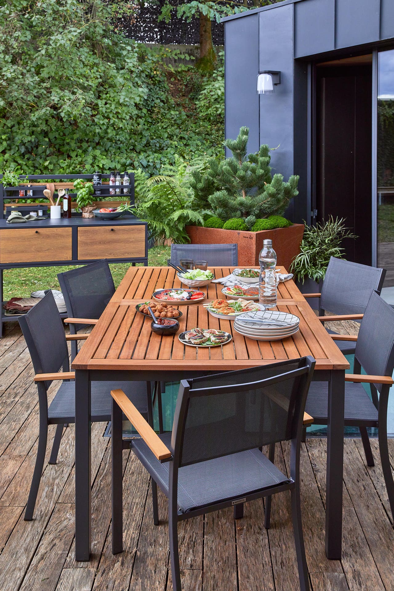 Diapositive Noir et bois : un duo gagnant pour la terrasse