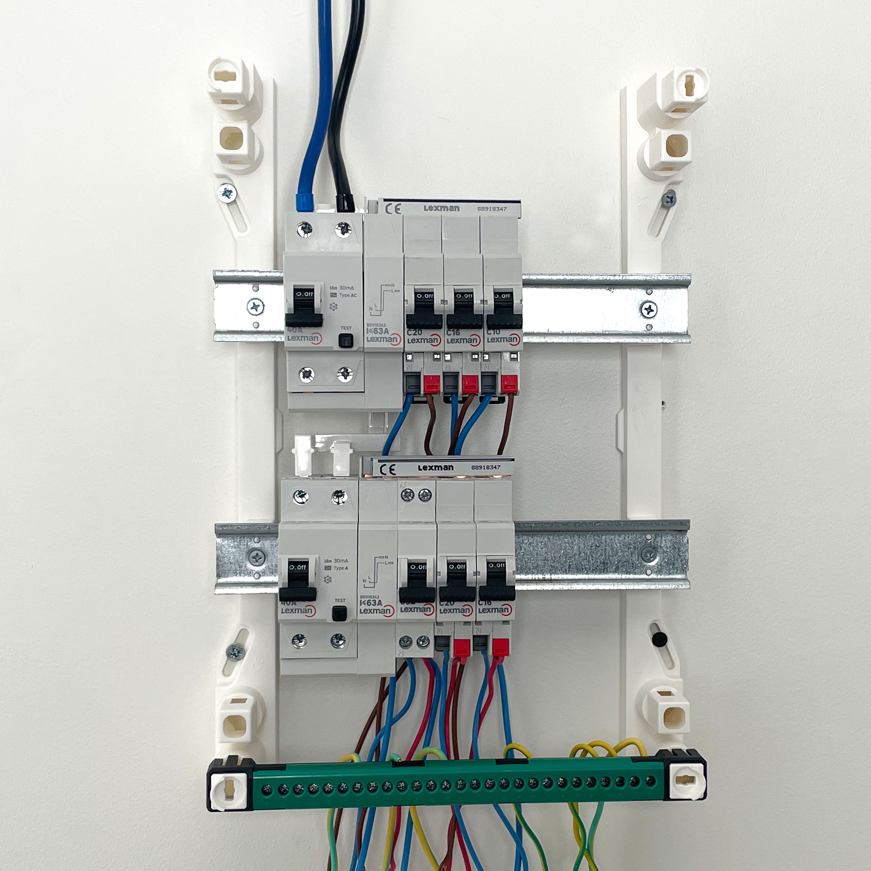 Tableau électrique pré-équipé et précâblé LEXMAN 2 rangées 26 modules T1 - 2
