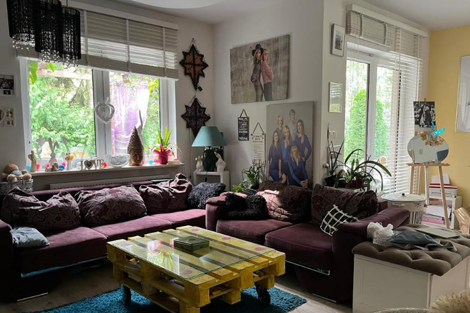 eklektyczny salon z fioletową kanapą