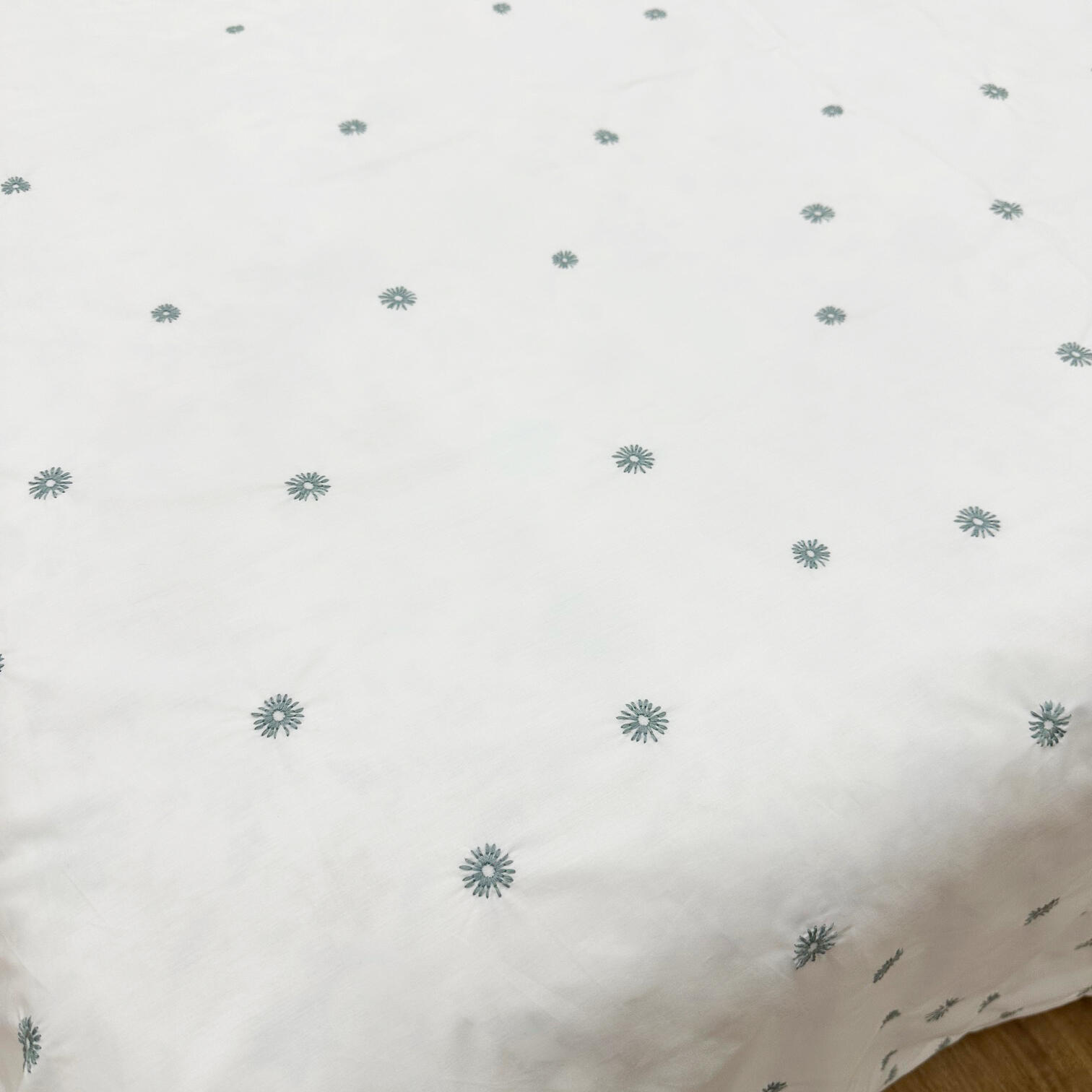 Funda nórdica + 2 fundas de almohada Joyful Poleo algodón 200 hilos flor blanco para cama de 135 cm, reversible - 6