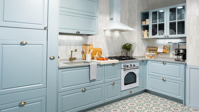 Cocina con muebles azules. 