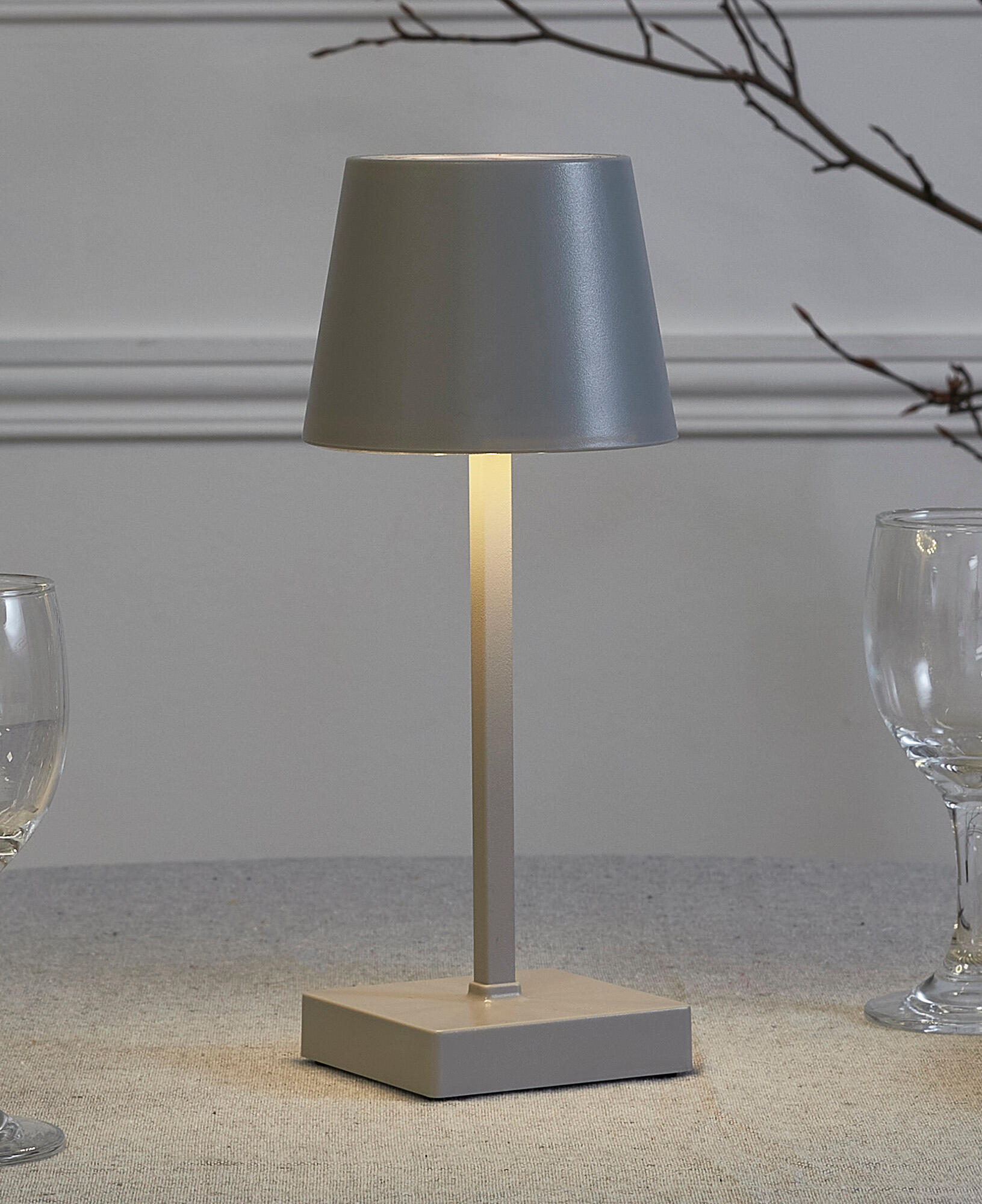 Lámpara de mesa táctil LED con control de la intensidad de la luz THE HOME DECO FACTORY con estructura gris pantalla gris luz cálida 3000K de pilas - 6
