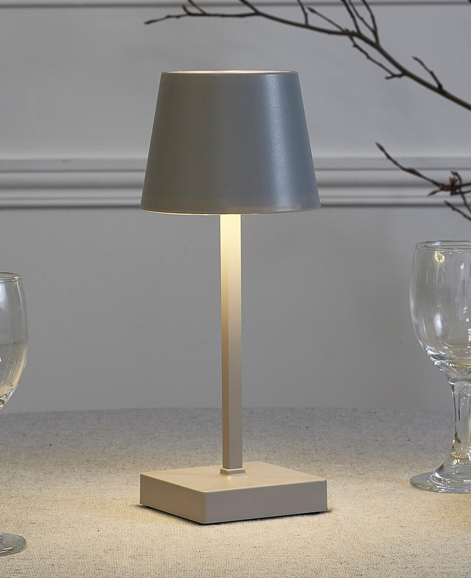 Lámpara de mesa táctil LED con control de la intensidad de la luz THE HOME DECO FACTORY con estructura gris pantalla gris luz cálida 3000K de pilas - 7