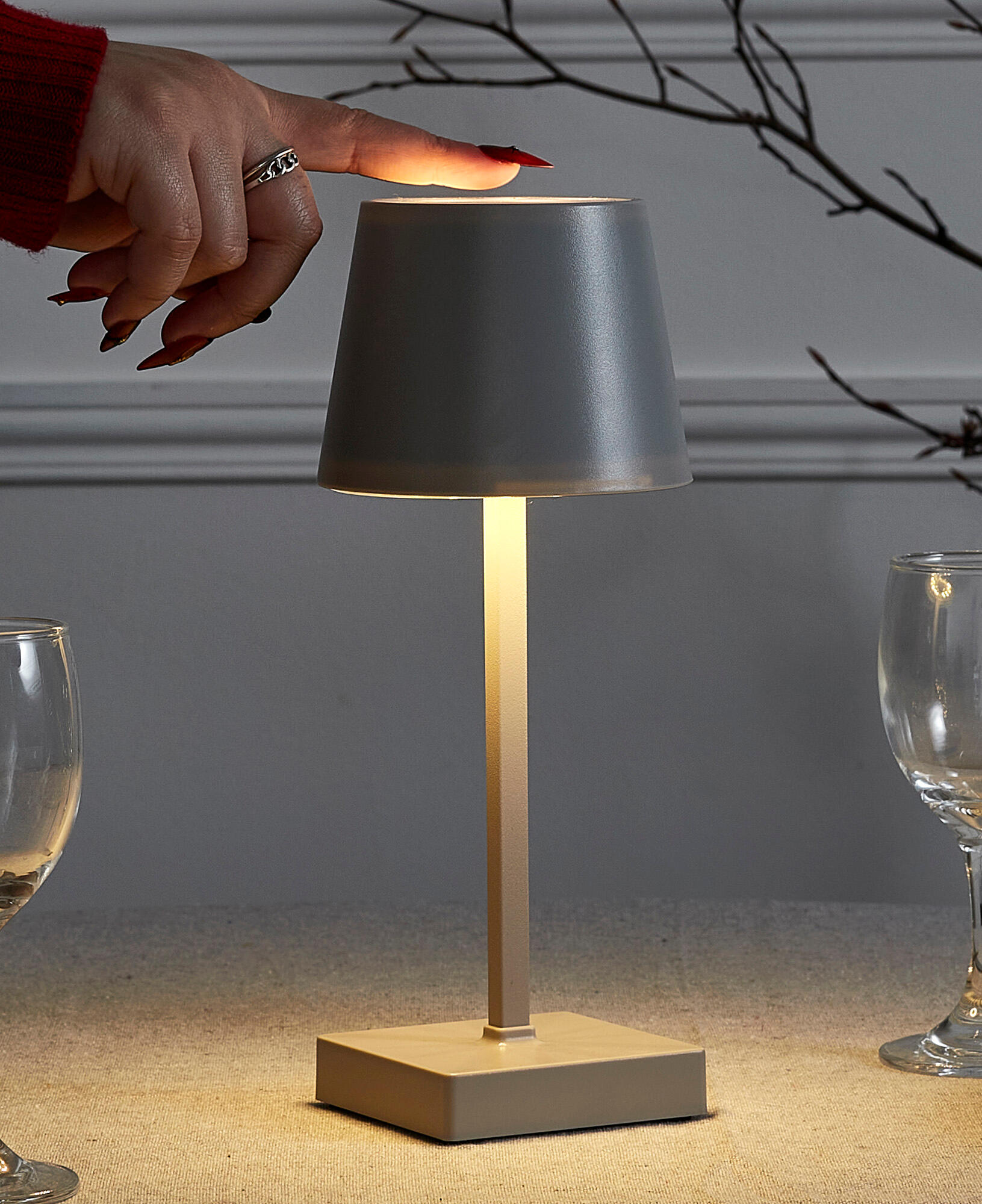 Lámpara de mesa táctil LED con control de la intensidad de la luz THE HOME DECO FACTORY con estructura gris pantalla gris luz cálida 3000K de pilas - 2
