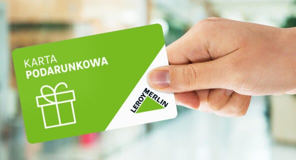 zbliżenie na kartę podarunkową trzymaną w dłoni