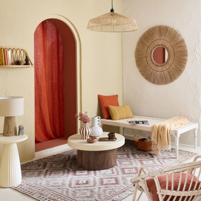 salon w stylu boho z wełnianym dywanem 