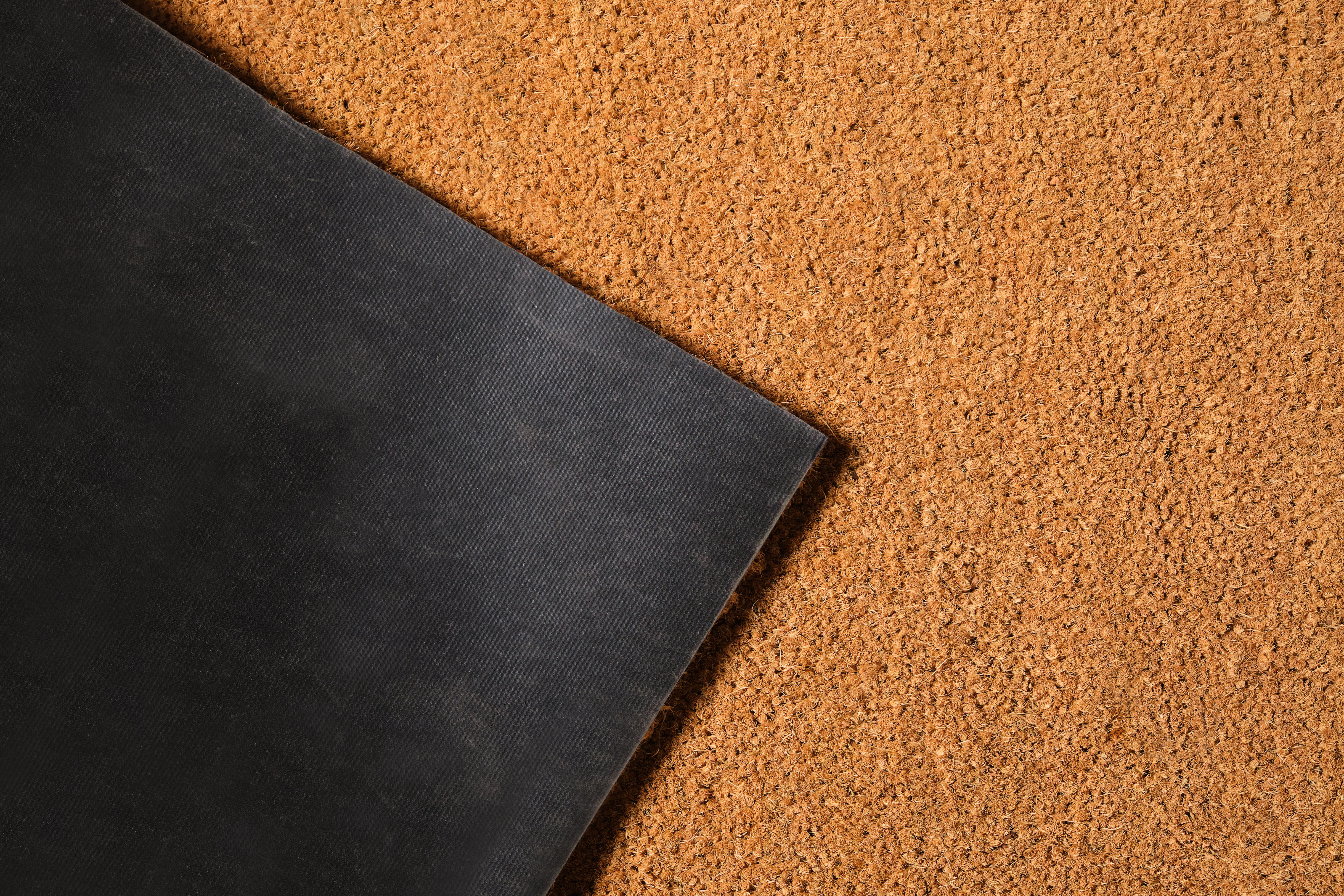 TAPETE DE COCO NATURAL À MEDIDA LISO LARGURA 1M CASTANHO