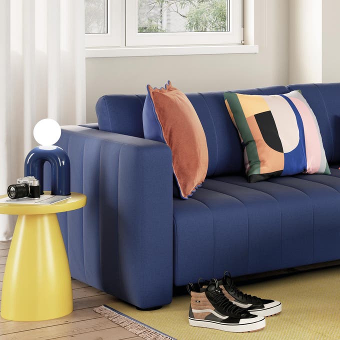 Sofá azul cojines estampados geométricos