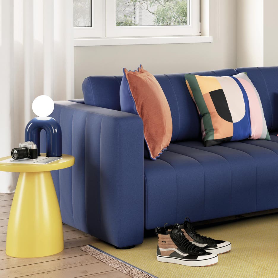 Sofá azul cojines estampados geométricos