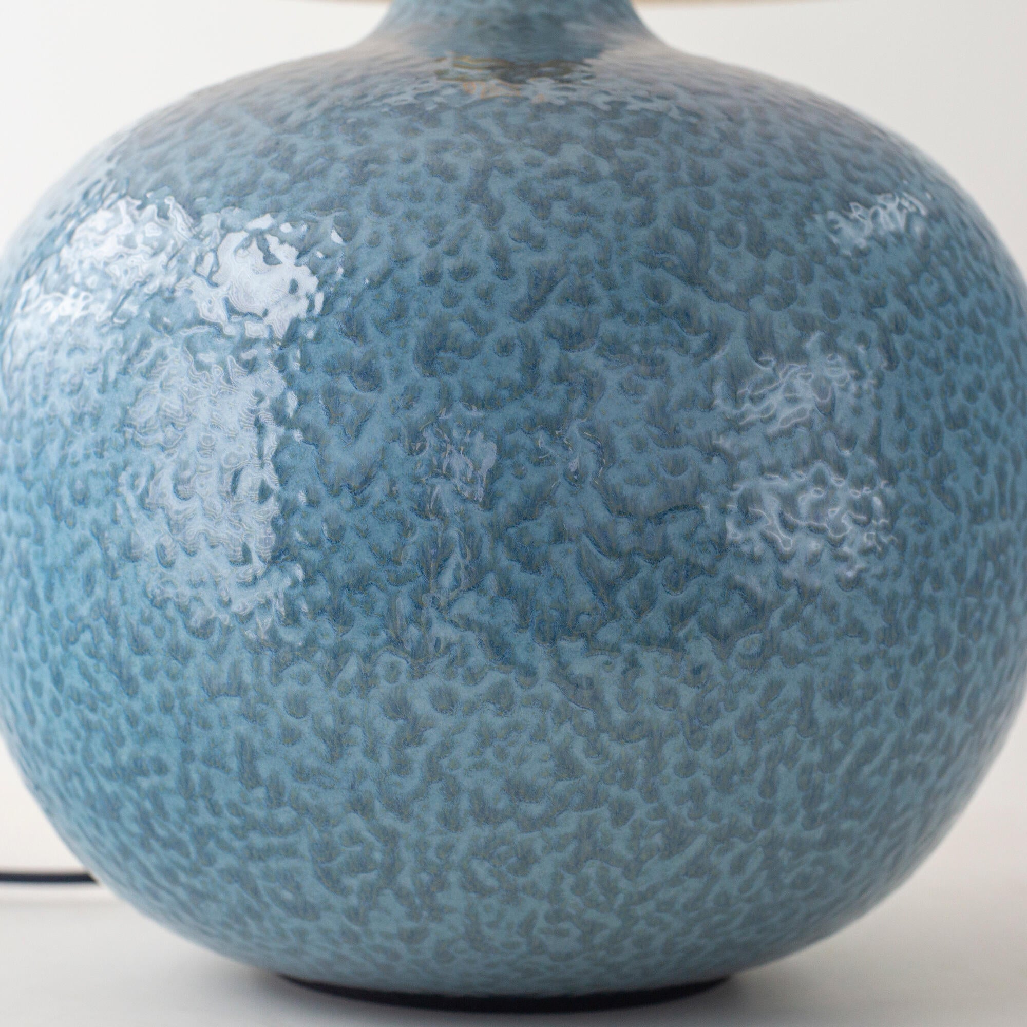 Lámpara de mesa compatible con casquillo E27 Gianira XTRELAMP con estructura cerámica azul pantalla blanca de lino alimentación a red - 11