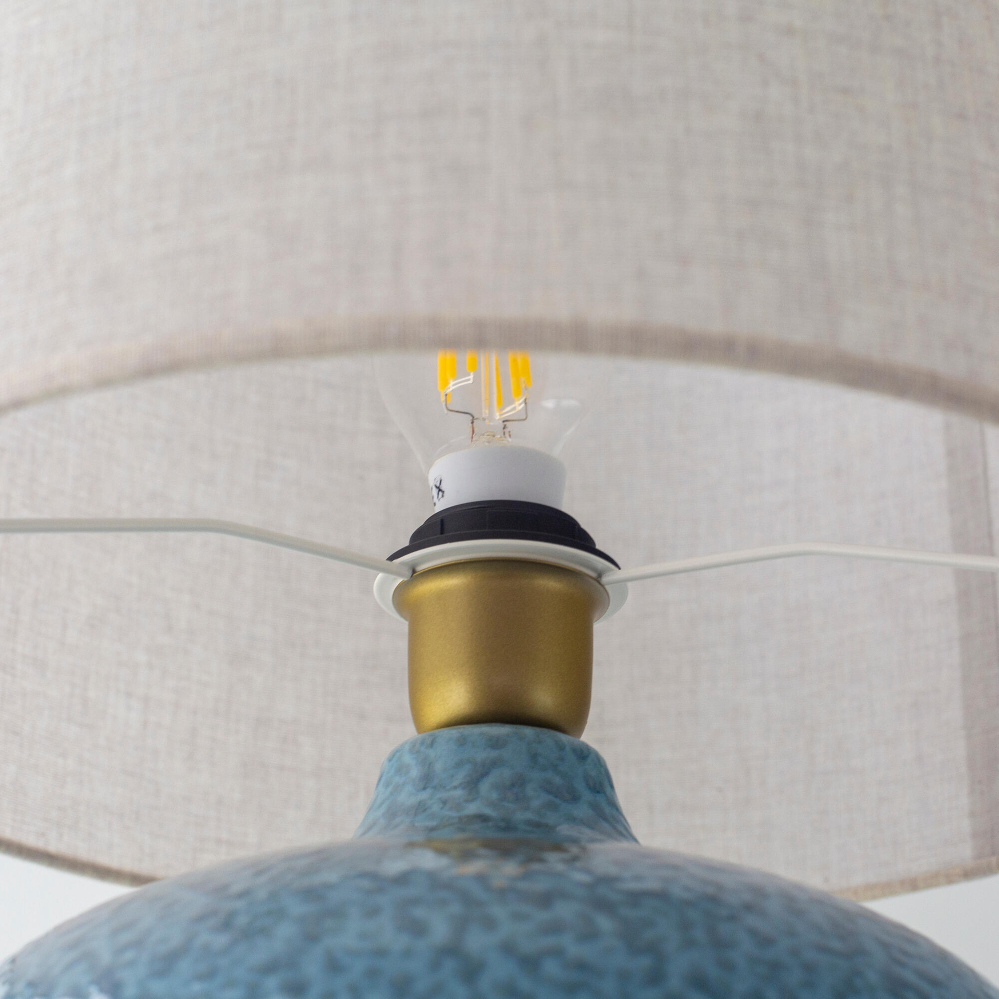 Lámpara de mesa compatible con casquillo E27 Gianira XTRELAMP con estructura cerámica azul pantalla blanca de lino alimentación a red - 10