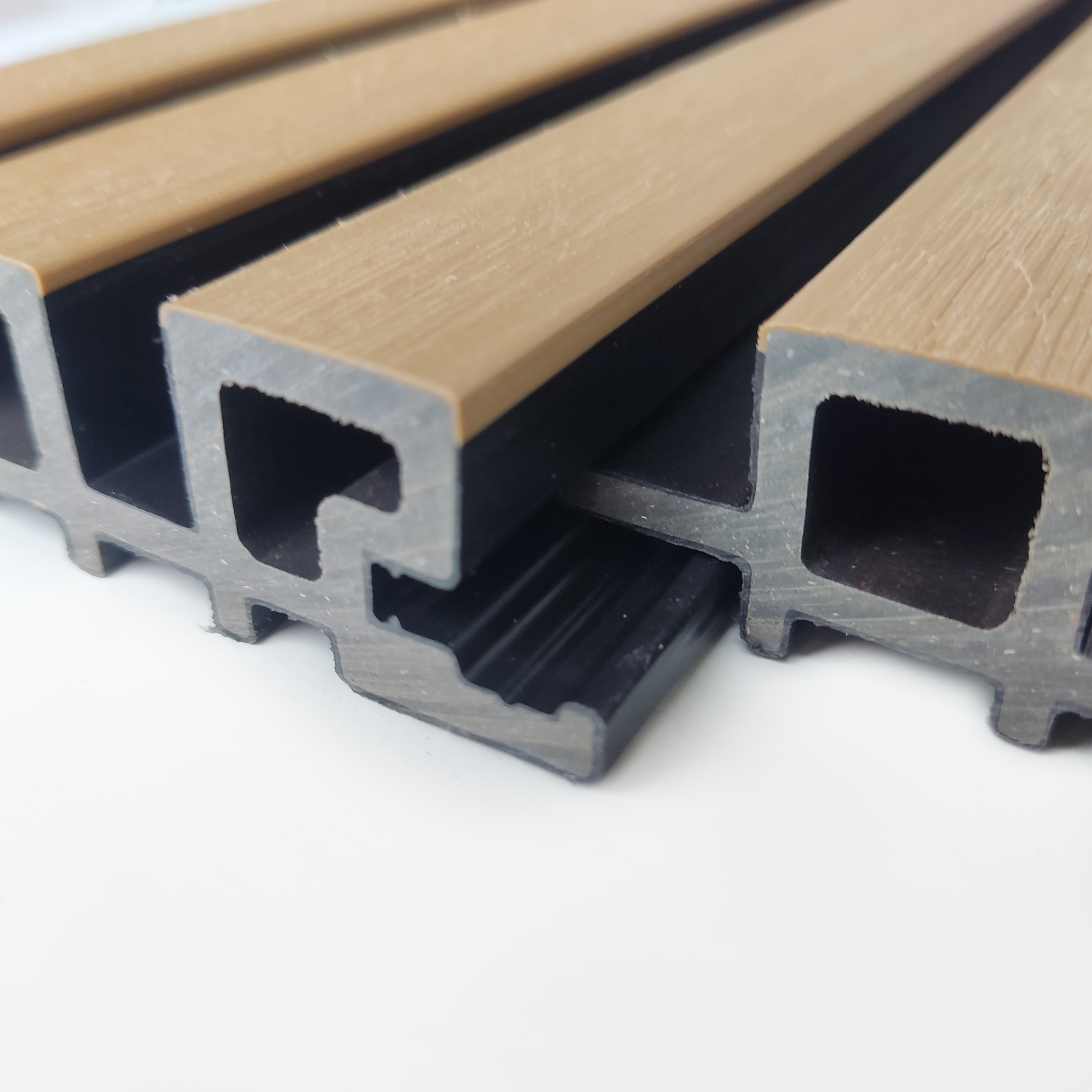 Revestimento exterior de composite ripado cedar com fundo preto minus 220X11.1cm 26mm DIOCO - 7