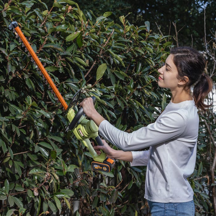 Un taille-haie sans fil 20V léger et maniable