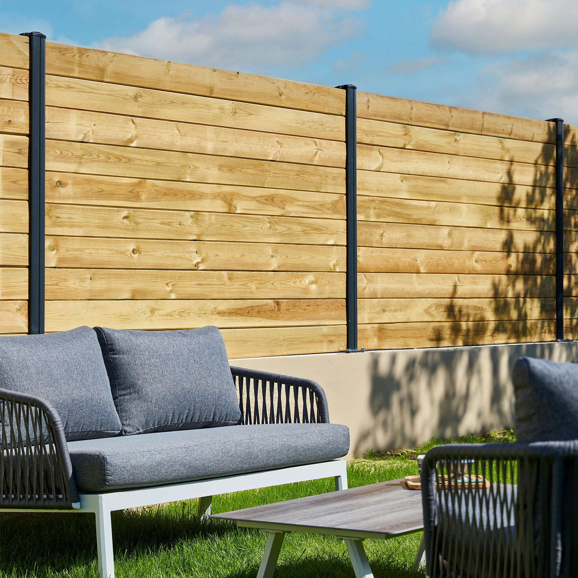 Poteau acier sur platine Gris 7016 pour clôture bois, Axis line