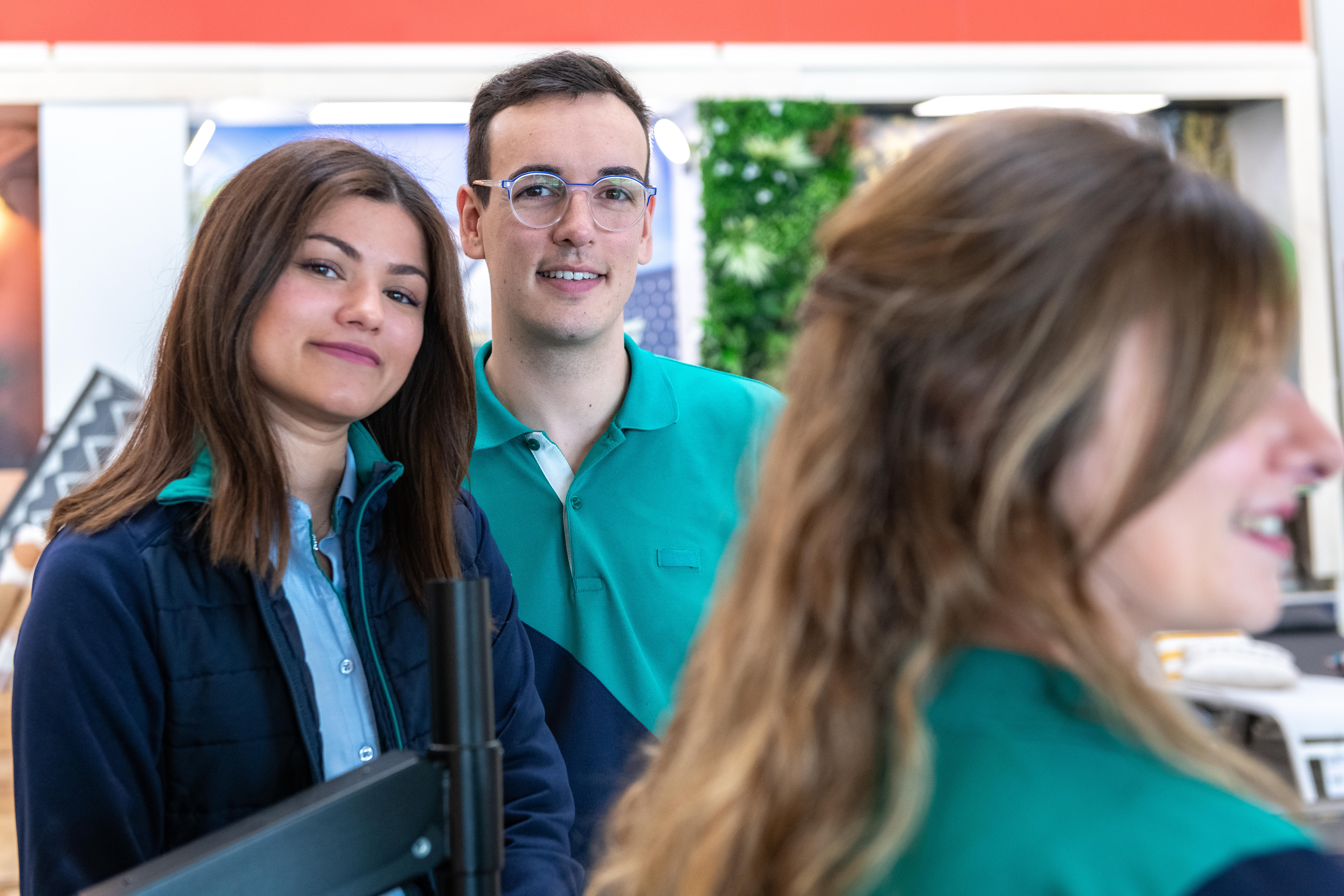 trois collaborateurs en magasin