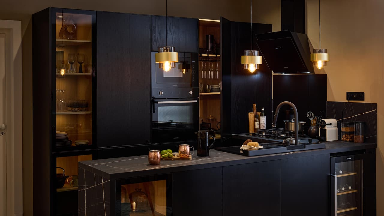 Diapositive Cuisine noire avec façades vitrées dans un style néoclassique