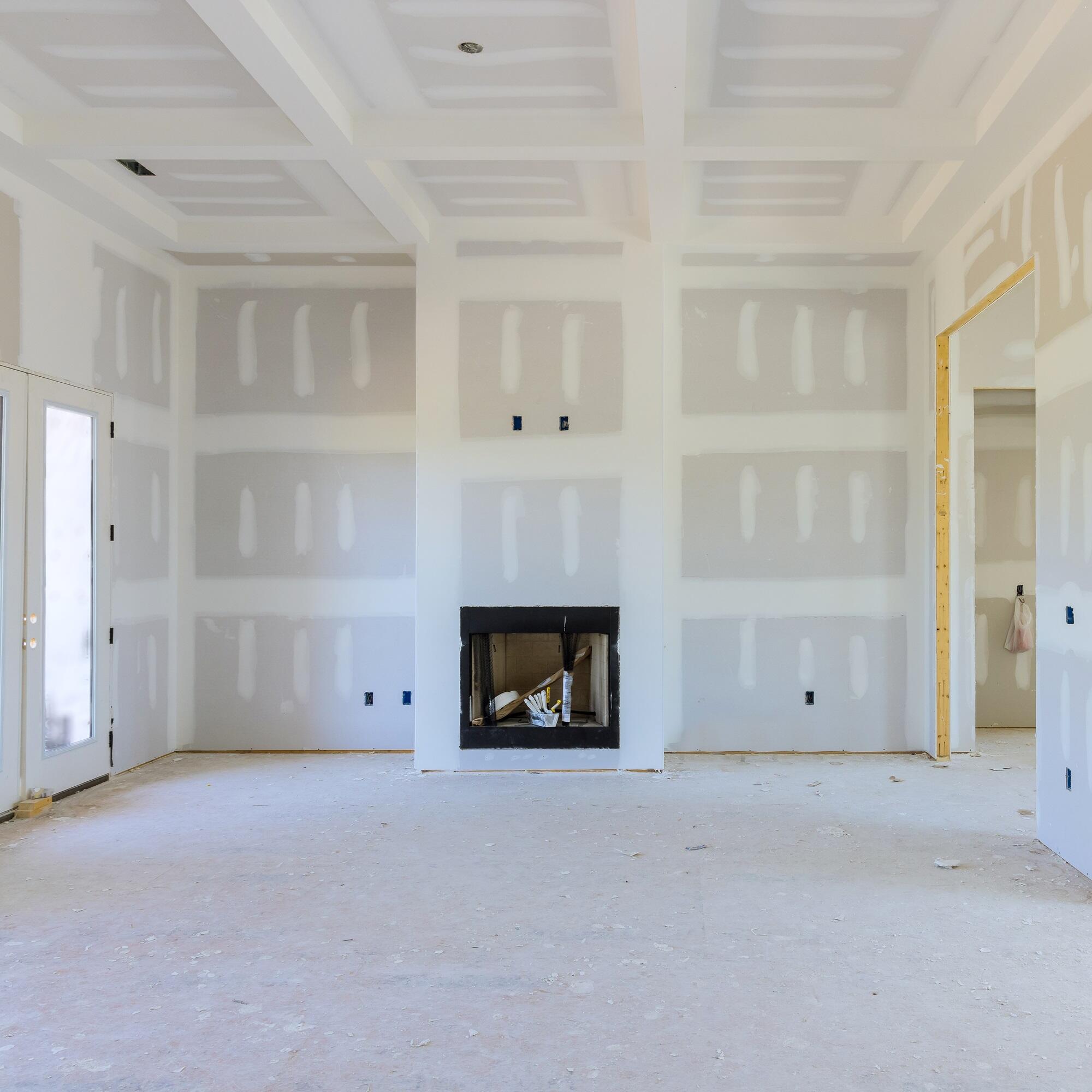 Ściany i sufit w stanie surowym, zabudowane płytami gipsowymi GKB 12,5 mm.