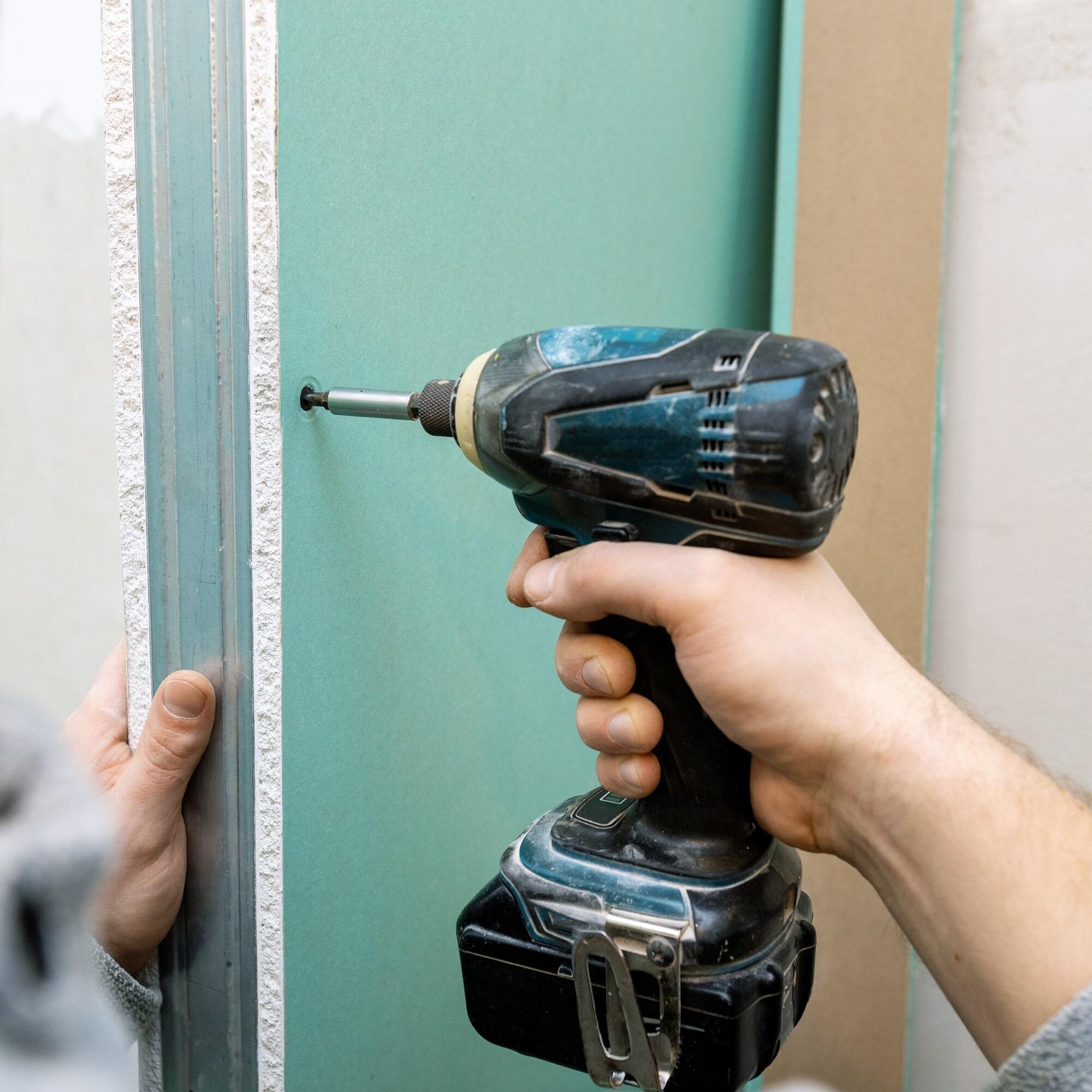 Wkręcanie płyty gipsowej impregnowanej NORGIPS GKBI.