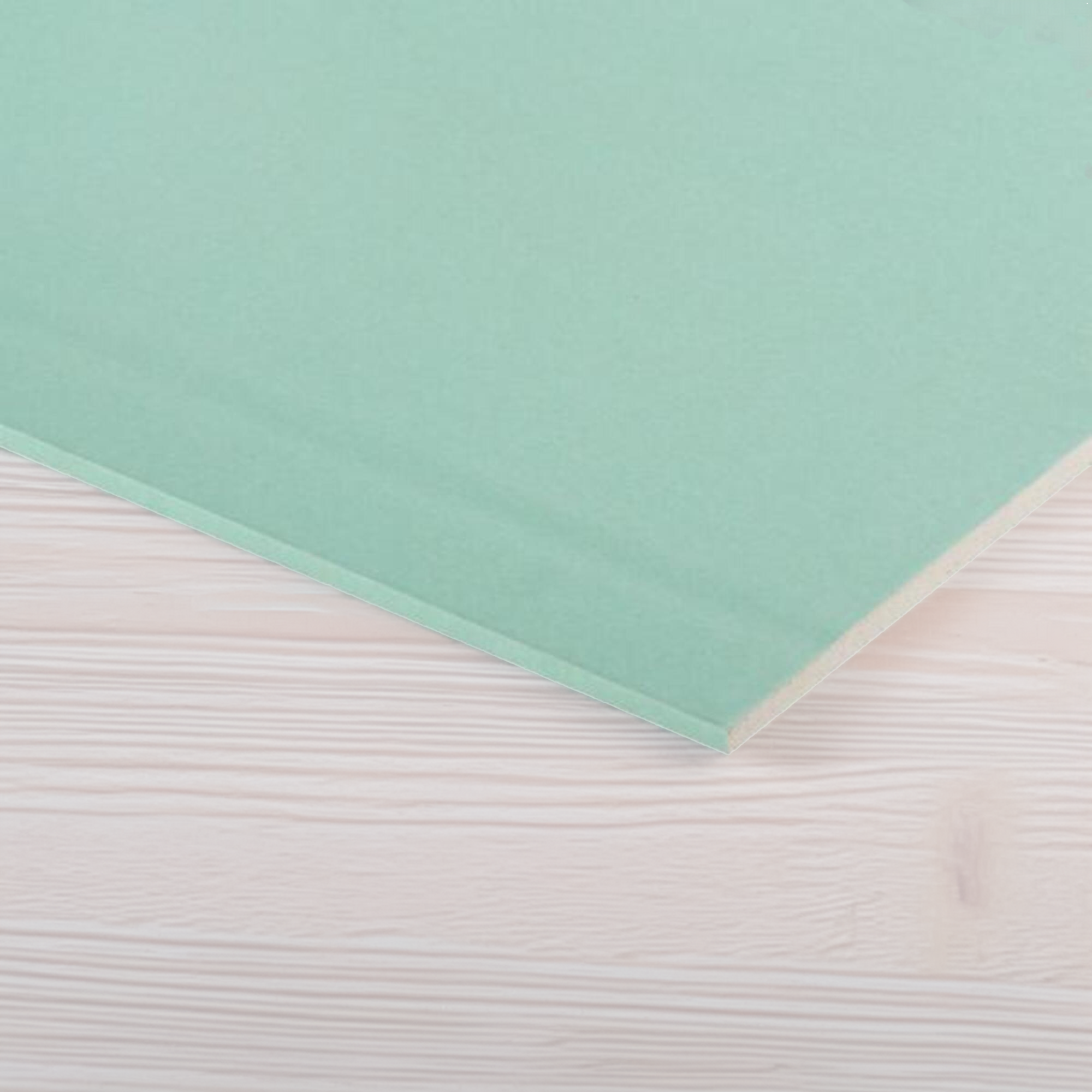 Krawędź zielonej płyty gipsowej impregnowanej NORGIPS.