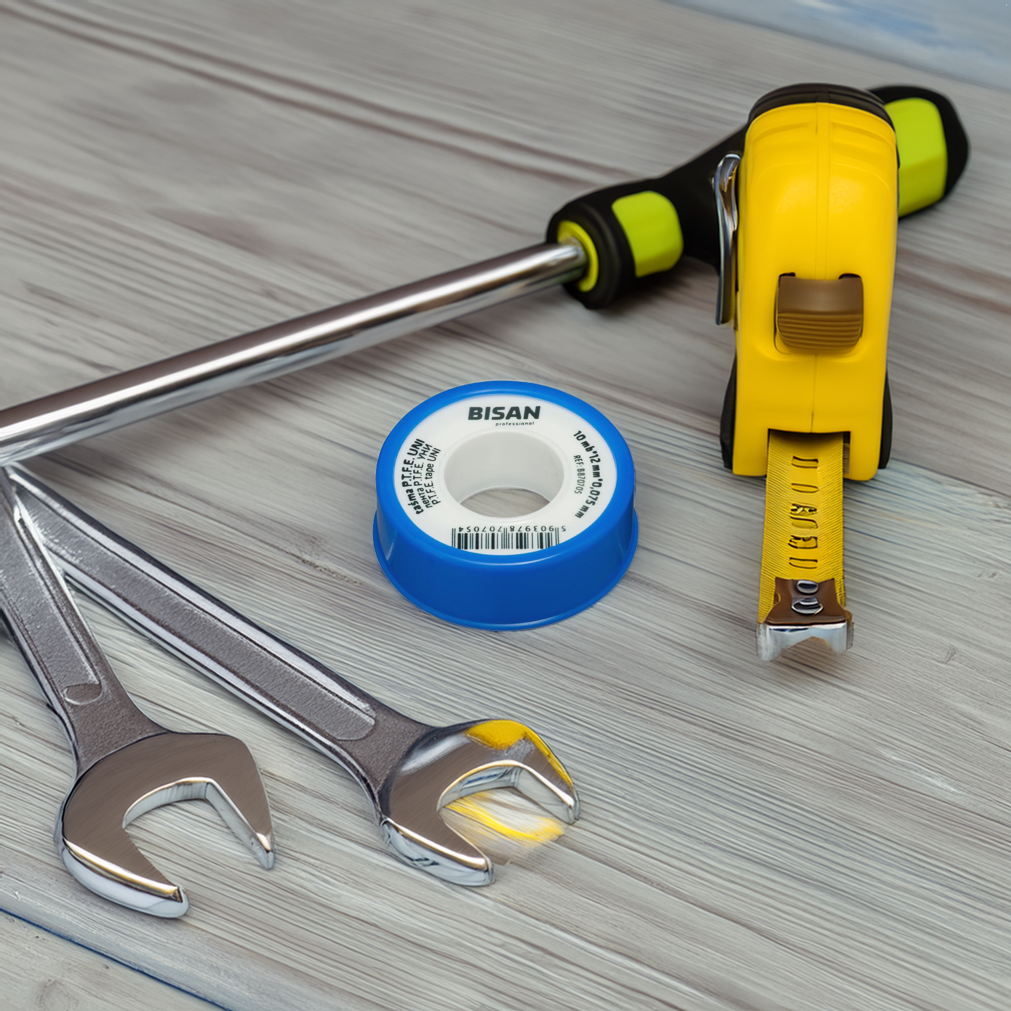 Klucze płaskie, taśma teflonowa, wkrętak i miarka zwijana na drewnianym blacie.