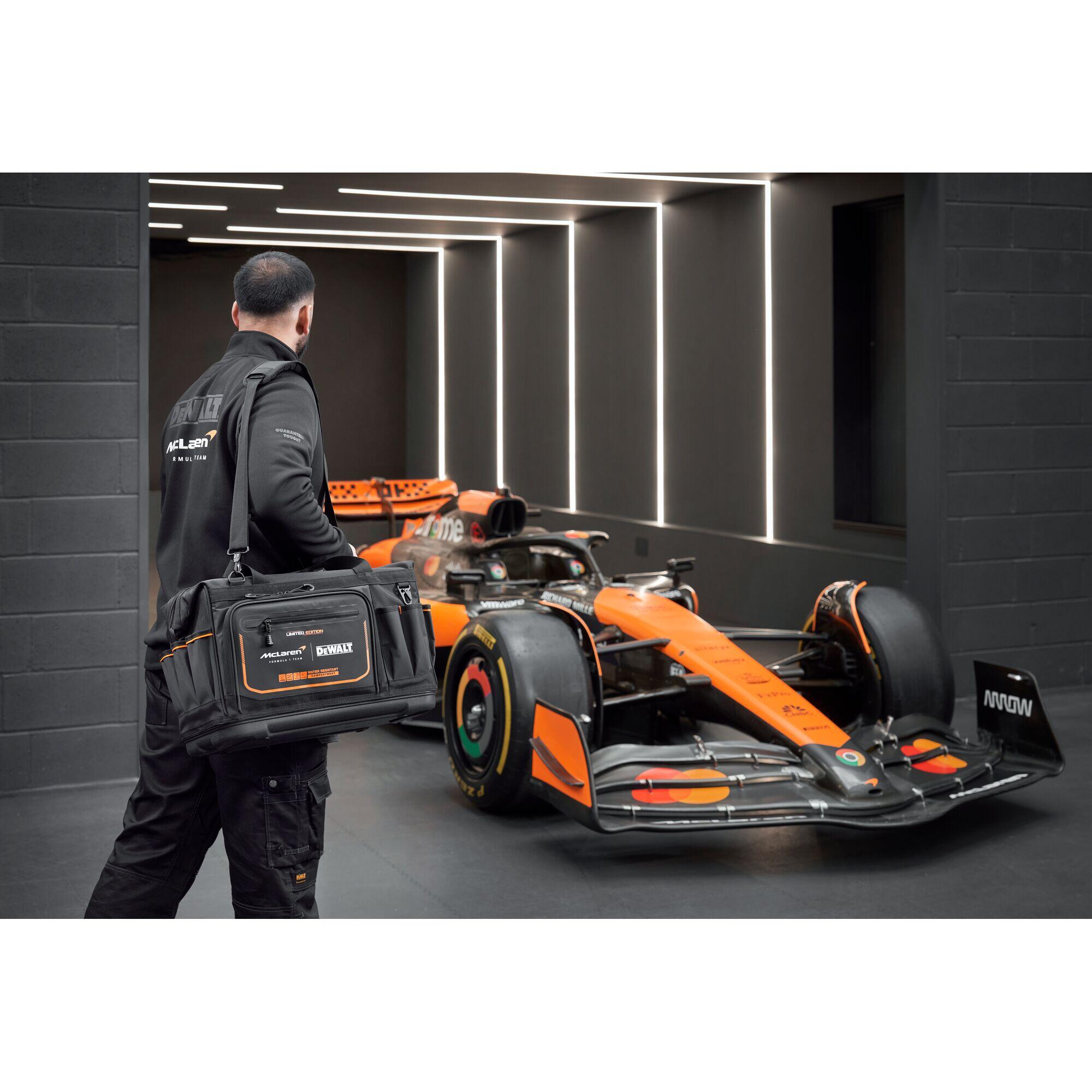 Bolsa Dewalt de acesso completo edição Mclaren IP54 33 compartilhamentos 25 kg  DWST60104-9 - 5
