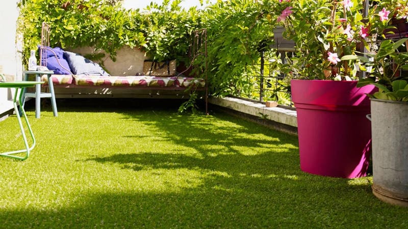 Corre a por la OFERTA FLASH de Leroy Merlin: el césped artificial con el  que tu terraza o jardín se verá MUY NATURAL